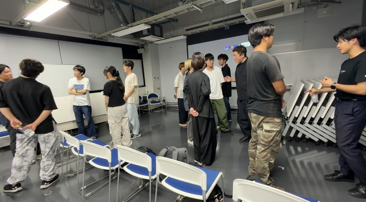 愛知理系キャリアの交流時間に学生同士とOBが話している会場の様子